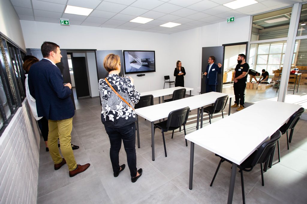 formation poser de la céramique du mobilier