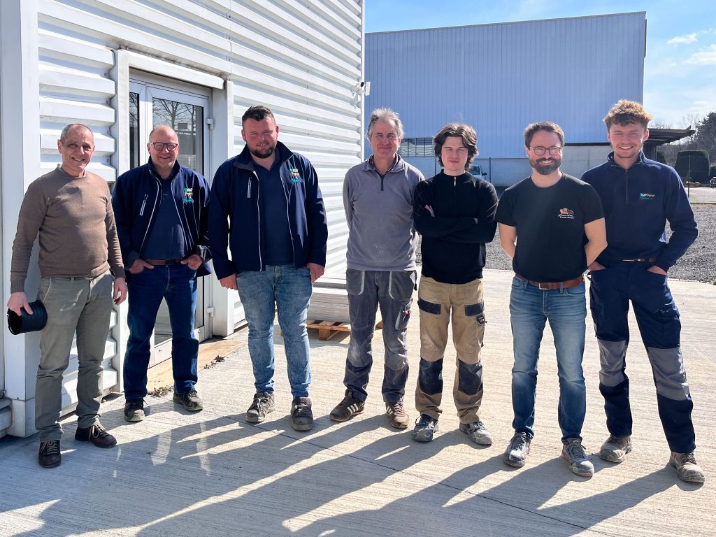 Groupe de stagiaire à la formation pose sur plots avec Raimondo de notre partenaire Profilitec